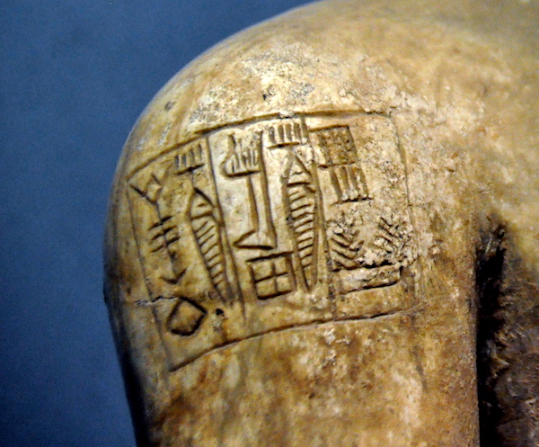 Iscrizione di Lugal-dalu, re di Adab, sulla spalla destra di una statua da Bismaya, Iraq, ca. 2800-2350 a.C. Ancient Orient Museum, Istanbul. 
